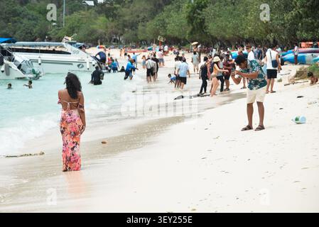 Phi Phi Inseln, Thailand – 18. Mai 2026: Touristen genießen den Strand und das flache Wasser auf der Phi Phi Don Insel Stockfoto