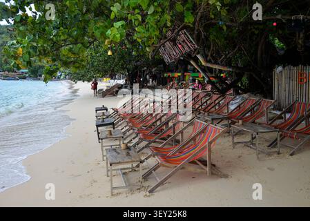 Phi Phi Inseln, Thailand – 18. Mai 2026: Leere Liegestühle säumen die Sandküste der Phi Phi Don Insel, bevor Besucher ankommen Stockfoto