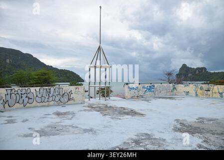 Phi Phi Inseln, Thailand – 18. Mai 2026: Tsunami-Evakuierungsgebäude auf Ko Phi Phi Don Stockfoto