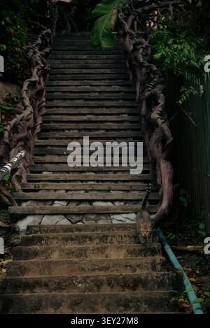 Phi Phi Inseln, Thailand – 18. Mai 2026: Treppe zum Aussichtspunkt Phi Phi am Ko Phi Phi Don Stockfoto