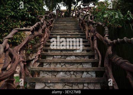 Phi Phi Inseln, Thailand – 18. Mai 2026: Treppe zum Aussichtspunkt Phi Phi am Ko Phi Phi Don Stockfoto