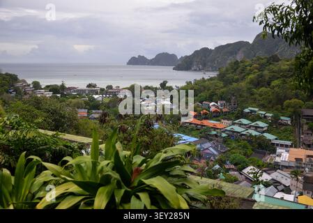 Phi Phi Inseln, Thailand – 18. Mai 2026: Erhöhter Blick auf Hotels, Häuser und tropische Hügel auf Ko Phi Phi Don Stockfoto