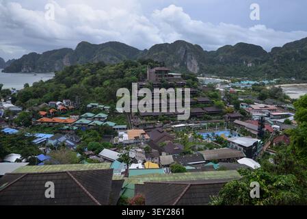 Phi Phi Inseln, Thailand – 18. Mai 2026: Erhöhter Blick auf Hotels, Häuser und tropische Hügel auf Ko Phi Phi Don Stockfoto