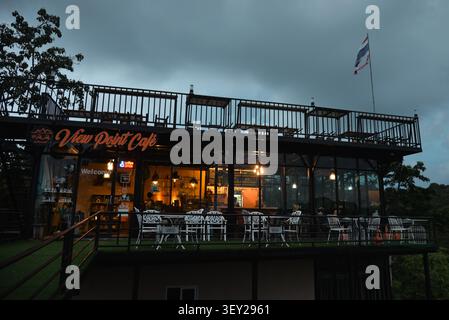 Phi Phi Inseln, Thailand – 18. Mai 2026: Außenansicht des Phi Phi View Café in der Nähe des berühmten Phi Phi Aussichtspunkts am Ko Phi Phi Don Stockfoto