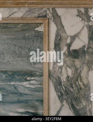 Elegante Marmor-Wandstruktur mit gerahmten Steintafeln. Stockfoto