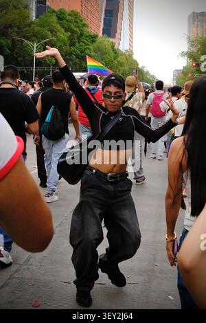 Mexiko-Stadt, CDMX, Mexiko – 27. Juni 2026: Gay man Voguing in Black Crop Top bei der Pride Parade Stockfoto