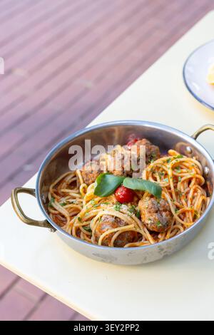 Nahaufnahme von Spaghetti-Fleischbällchen in einer Metallschüssel Stockfoto