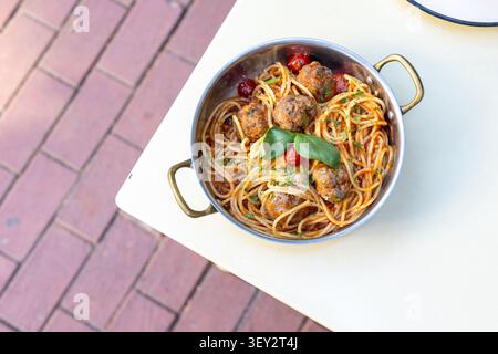 Nahaufnahme von Spaghetti-Fleischbällchen in einer Metallschüssel Stockfoto