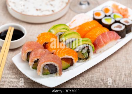 Set aus Maki- und Uumaki-Brötchen und Nigiri-Sushi Stockfoto