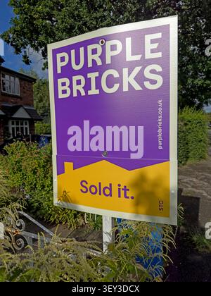Purplebricks „Verkauft.“ Immobilienmakler-Schild vor einem Wohngebäude in Großbritannien, das auf einen vereinbarten oder abgeschlossenen Hausverkauf hinweist Stockfoto