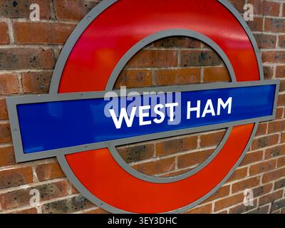 West Ham London Underground-Station-Rondell an einer Ziegelmauer in Newham, Ostlondon, einem Gebiet, das stark mit West Ham United FC verbunden ist Stockfoto