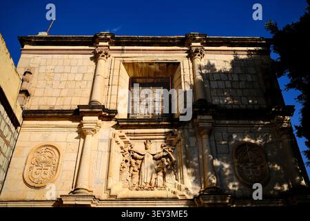 Historische Steinfassade mit Reliefskulptur (Oaxaca de Juarez, Mexiko) Stockfoto