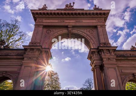 Dramatischer Flachwinkelblick auf das historische Neorenaissance-Eingangstor Bürgerpark Pankow, Bürgerparktor, Tor im Bürgerpark, Berlin, Triumphbogen. Stockfoto