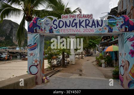 Phi Phi Islands, Thailand – 18. Mai 2026: Eintrittsbogen für das Phi Phi Islands Songkran Festival 2026 in der Nähe der Ton Sai Bay auf Phi Phi Don Island. Stockfoto