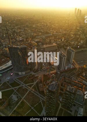 Aus der Vogelperspektive auf die modernen Wolkenkratzer des Porta Nuova Viertels einschließlich des Unicredit Tower und des Bosco Verticale während der goldenen Stunde in Mailand, Lombardei, IT Stockfoto