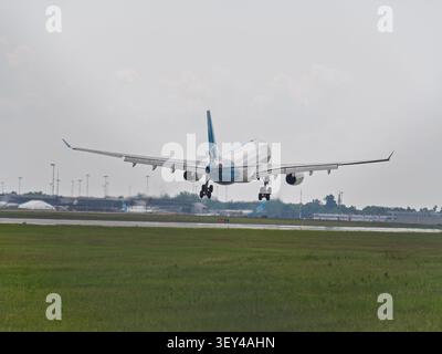 Air Transat, Airbus A330-243 landet am Montréal-Trudeau International Airport Stockfoto