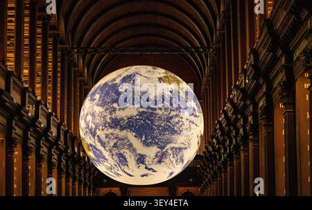 GAIA Earth Installation in der historischen Long Room Bibliothek des Trinity College Dublin in Dublin, Irland Stockfoto