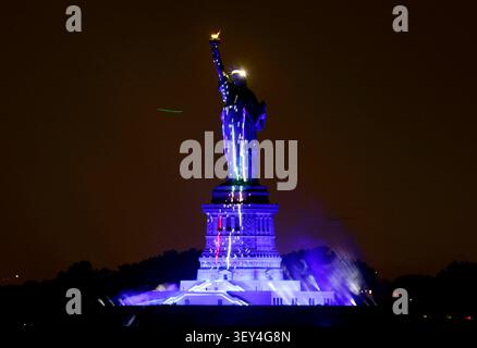 Red Hook, United States. 01st July, 2026. A light show is displayed on the Statue of Liberty celebrating July 4th and the 250th anniversary of the United States on Wednesday, July 1, 2026 in New York City. Photo by John Angelillo/UPI Credit: UPI/Alamy Live News Stockfoto