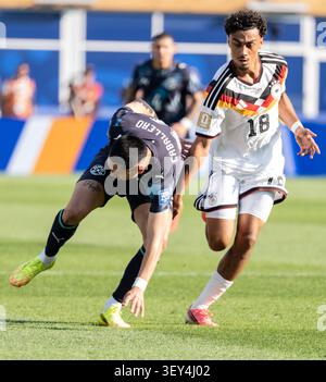 Mittelfeldspieler Gustavo Caballero (24) von der Paraguayischen Nationalmannschaft und Verteidiger Nathaniel Brown (18) von der deutschen Nationalmannschaft in Aktion während des Spiels 32 zwischen Deutschland und Paraguay während der FIFA-Weltmeisterschaft 2026 im Boston Stadium in Foxborough in Massachusetts, USA am 29. Juni 2026. Stockfoto