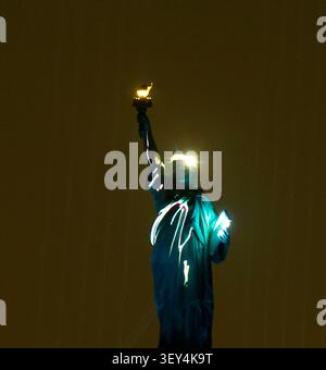 Red Hook, Usa. Juli 2026. Am Mittwoch, den 1. Juli 2026, wird eine Lichtshow auf der Freiheitsstatue gezeigt, die den 4. Juli und den 250. Jahrestag der USA feiert. Foto: John Angelillo/UPI Credit: UPI/Alamy Live News Stockfoto