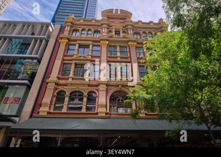 Verzierte Außenfassade, Straßeneingang. Im traditionellen, alten, klassischen Einkaufszentrum Strand Arcade Galerie, Shoppingcenter. In Sydney, NSW, Australien. Stockfoto