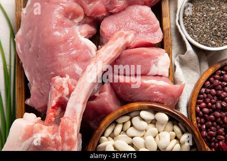Asortierung pflanzlicher veganer Proteinprodukte auf hellem Hintergrund. Draufsicht. Stockfoto