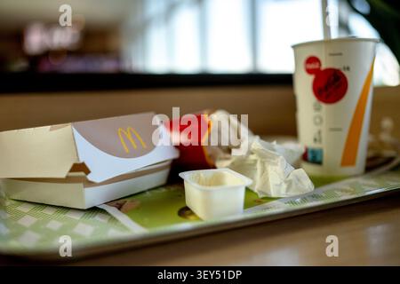 Polen, Breslau - 20. MAI 2026: Leere McDonald's Burgerbox, Pommes-Wrapper, Getränketasse, Saucenbehälter auf Restauranttablett. Stockfoto