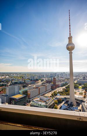 Hohe Tageslichtansicht des Berliner Fernsehturms und der umliegenden Alexanderplatz-Stadtlandschaft in Deutschland, mit modernen Gebäuden, Straßen und Stockfoto