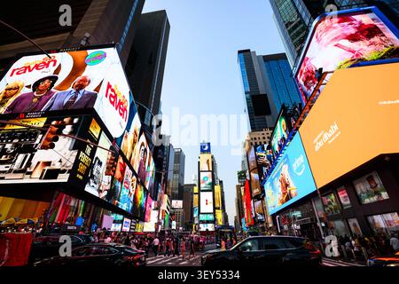 New York City, USA. 01st July, 2026. An overview of Times Square in New York City, located at the intersection of Broadway and Seventh Avenue in Manhattan. Credit: Tom Weller/dpa/Alamy Live News Stockfoto