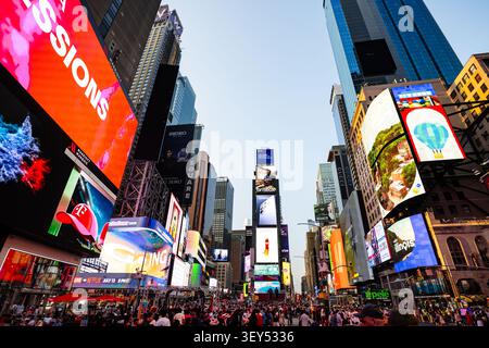 New York City, USA. Juli 2026. Ein Überblick über den Times Square in New York City, an der Kreuzung von Broadway und Seventh Avenue in Manhattan. Quelle: Tom Weller/dpa/Alamy Live News Stockfoto