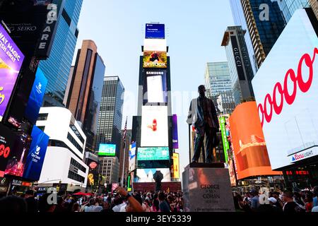 New York City, USA. 01st July, 2026. An overview of Times Square in New York City, located at the intersection of Broadway and Seventh Avenue in Manhattan. Credit: Tom Weller/dpa/Alamy Live News Stockfoto