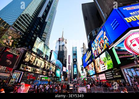 New York City, USA. Juli 2026. Ein Überblick über den Times Square in New York City, an der Kreuzung von Broadway und Seventh Avenue in Manhattan. Quelle: Tom Weller/dpa/Alamy Live News Stockfoto