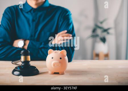 Geldbank Schweinehelferdienste finanzieren Schweinejustizprüfung Risikosteuer und Kapitalplanung zeigen Geschäftsmann mit überkreuzten Armen hinter Richter Hamel und Stockfoto