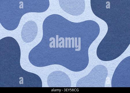 Abstraktes hellblaues, Denim, marineblaues Papier Texturhintergrund mit amorphen, fluiden Blob Formen und Flecken in flachem organischem Design. Stockfoto