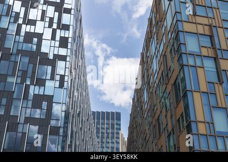 Flacher Blick auf Glashochhäuser vor blauem Himmel Stockfoto