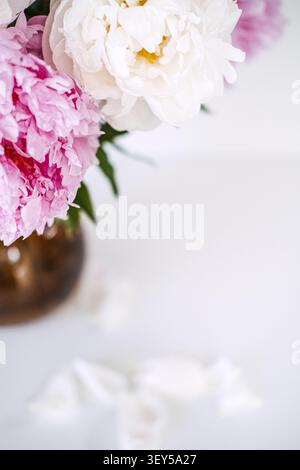 Detailansicht zeigt blühende Pfingstrosen mit offenen Blütenblättern in Vase. Premium-Blumenstrauß-Design, nachhaltiger Marktplatz für Blumenzucht, digitale Blume Stockfoto