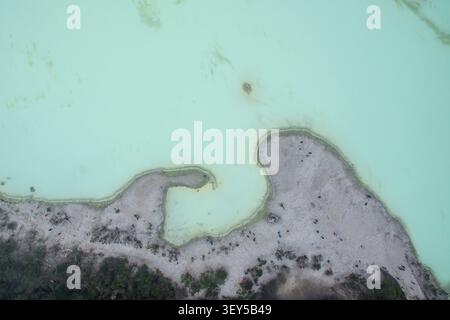 Blick aus der Vogelperspektive auf den White Crater mit seinem charakteristischen türkisfarbenen vulkanischen See und der Sandküste in Bandung, West Java, Indonesien. Stockfoto
