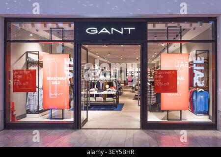 Gant Ladenfront mit roten Verkaufsschildern. London, UK, 29. Juni 2023 Stockfoto
