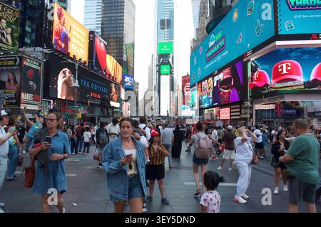 New York, United States. 01st July, 2026. People walk in Times Square, Manhattan, New York City. (Photo by Jimin Kim/SOPA Images/Sipa USA) Credit: Sipa USA/Alamy Live News Stockfoto