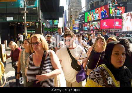 New York, United States. 01st July, 2026. People walk in Times Square, Manhattan, New York City. (Photo by Jimin Kim/SOPA Images/Sipa USA) Credit: Sipa USA/Alamy Live News Stockfoto