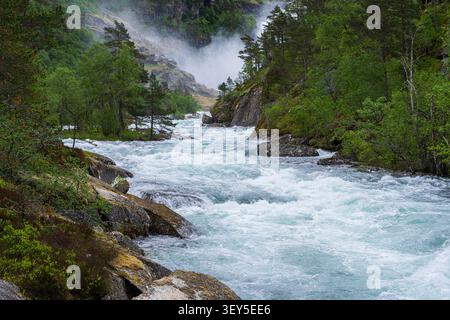 Die wunderschöne Landschaft entlang des Flusses Kinso in der Nähe von Kinsarvik im Vestland County, Norwegen. Fließt vom Hochplateau der Hardangervidda Nati Stockfoto