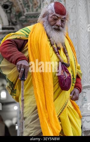Ältere indische Sadhu halten Holzpersonal an der Hindupilgerstätte Stockfoto