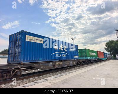 (260702) -- ALMATY, 2. Juli 2026 (Xinhua) -- Container an Bord eines China-Europa-Güterzugs kommen am 19. Juni 2026 im kasachischen Landhafen nach Xi'an in Almaty, Kasachstan an. Im November 2013 fuhr der erste China-Europa-Güterzug von Xi'an nach Almaty in Kasachstan, was die beiden Städte zu wichtigen Transitdrehkreuzen auf der asiatisch-europäischen Transportstrecke machte. Seit dem ersten China-Zentralasien-Gipfel im Jahr 2023 haben China und Kasachstan ihre Kooperationsformen durch die Einrichtung moderner Logistikeinrichtungen in den jeweiligen Gebieten neu gestaltet. Das Handelsvolumen zwischen t Stockfoto
