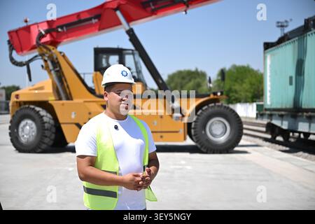 (260702) -- ALMATY, 2. Juli 2026 (Xinhua) -- Ein Kranführer erhält ein Interview im kasachischen Landhafen für Xi'an in Almaty, Kasachstan, 10. Juni 2026. Im November 2013 fuhr der erste China-Europa-Güterzug von Xi'an nach Almaty in Kasachstan, was die beiden Städte zu wichtigen Transitdrehkreuzen auf der asiatisch-europäischen Transportstrecke machte. Seit dem ersten China-Zentralasien-Gipfel im Jahr 2023 haben China und Kasachstan ihre Kooperationsformen durch die Einrichtung moderner Logistikeinrichtungen in den jeweiligen Gebieten neu gestaltet. Das Handelsvolumen zwischen den beiden Zählungen Stockfoto