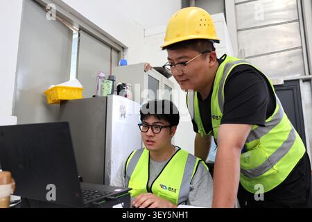 (260702) -- XI'AN, 2. Juli 2026 (Xinhua) -- Mitarbeiter überprüfen die ein- und ausgehenden Frachtinformationen im Xi'an Landhafen für Kasachstan in Xi'an, nordwestchinesische Provinz Shaanxi, 24. Juni 2026. Im November 2013 fuhr der erste China-Europa-Güterzug von Xi'an nach Almaty in Kasachstan, was die beiden Städte zu wichtigen Transitdrehkreuzen auf der asiatisch-europäischen Transportstrecke machte. Seit dem ersten China-Zentralasien-Gipfel im Jahr 2023 haben China und Kasachstan ihre Kooperationsformen durch die Einrichtung moderner Logistikeinrichtungen in den jeweiligen Gebieten neu gestaltet Stockfoto