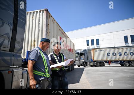 (260702) -- ALMATY, 2. Juli 2026 (Xinhua) -- Mitarbeiter arbeiten im kasachischen Landhafen für Xi'an in Almaty, Kasachstan, 23. Juni 2026. Im November 2013 fuhr der erste China-Europa-Güterzug von Xi'an nach Almaty in Kasachstan, was die beiden Städte zu wichtigen Transitdrehkreuzen auf der asiatisch-europäischen Transportstrecke machte. Seit dem ersten China-Zentralasien-Gipfel im Jahr 2023 haben China und Kasachstan ihre Kooperationsformen durch die Einrichtung moderner Logistikeinrichtungen in den jeweiligen Gebieten neu gestaltet. Das Handelsvolumen zwischen den beiden Ländern über China-E Stockfoto
