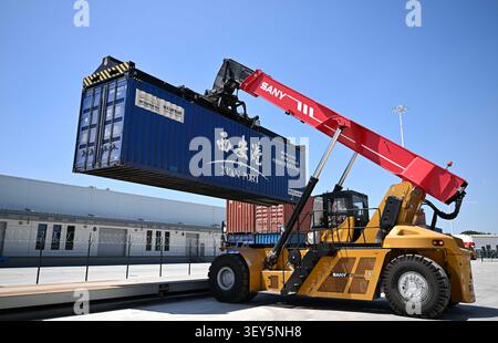 (260702) -- ALMATY, 2. Juli 2026 (Xinhua) -- Ein Mitarbeiter betreibt einen Kran, um einen Container des China-Europa-Güterzugs im kasachischen Landhafen für Xi'an in Almaty, Kasachstan, am 23. Juni 2026 zu transportieren. Im November 2013 fuhr der erste China-Europa-Güterzug von Xi'an nach Almaty in Kasachstan, was die beiden Städte zu wichtigen Transitdrehkreuzen auf der asiatisch-europäischen Transportstrecke machte. Seit dem ersten China-Zentralasien-Gipfel im Jahr 2023 haben China und Kasachstan ihre Kooperationsformen durch die Einrichtung moderner Logistikeinrichtungen in der jeweils anderen Umgebung neu gestaltet Stockfoto