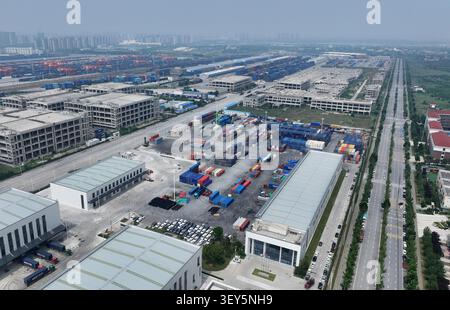 (260702) -- XI'AN, July 2, 2026 (Xinhua) -- An aerial drone photo taken on June 24, 2026 shows a view of the Xi'an land port for Kazakhstan in Xi'an, northwest China's Shaanxi Province.  In November 2013, the first Chang'an China-Europe freight train departed from Xi'an to Almaty in Kazakhstan, making the two cities ever since become key transit hubs along Asia-Europe transportation route.    Since the first China-Central Asia Summit held in 2023, China and Kazakhstan have innovated their modes of cooperation by launching modern logistics facilities in each other's territories.   The trade vol Stockfoto