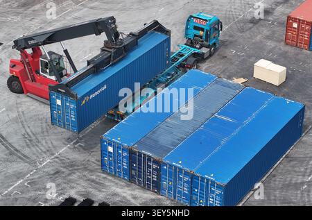 (260702) -- XI'AN, July 2, 2026 (Xinhua) -- An aerial drone photo taken on June 24, 2026 shows a staff member operating a crane to unload containers at the Xi'an land port for Kazakhstan in Xi'an, northwest China's Shaanxi Province.  In November 2013, the first Chang'an China-Europe freight train departed from Xi'an to Almaty in Kazakhstan, making the two cities ever since become key transit hubs along Asia-Europe transportation route.    Since the first China-Central Asia Summit held in 2023, China and Kazakhstan have innovated their modes of cooperation by launching modern logistics faciliti Stockfoto