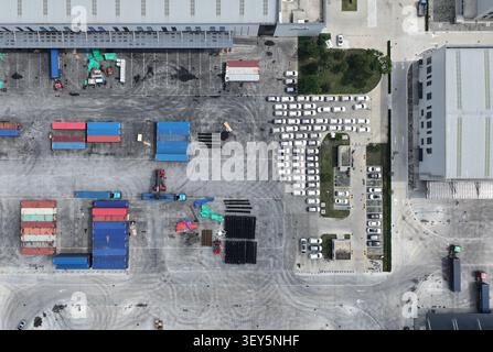 (260702) -- XI'AN, July 2, 2026 (Xinhua) -- An aerial drone photo taken on June 24, 2026 shows staff members operating cranes to unload containers at the Xi'an land port for Kazakhstan in Xi'an, northwest China's Shaanxi Province.  In November 2013, the first Chang'an China-Europe freight train departed from Xi'an to Almaty in Kazakhstan, making the two cities ever since become key transit hubs along Asia-Europe transportation route.    Since the first China-Central Asia Summit held in 2023, China and Kazakhstan have innovated their modes of cooperation by launching modern logistics facilities Stockfoto